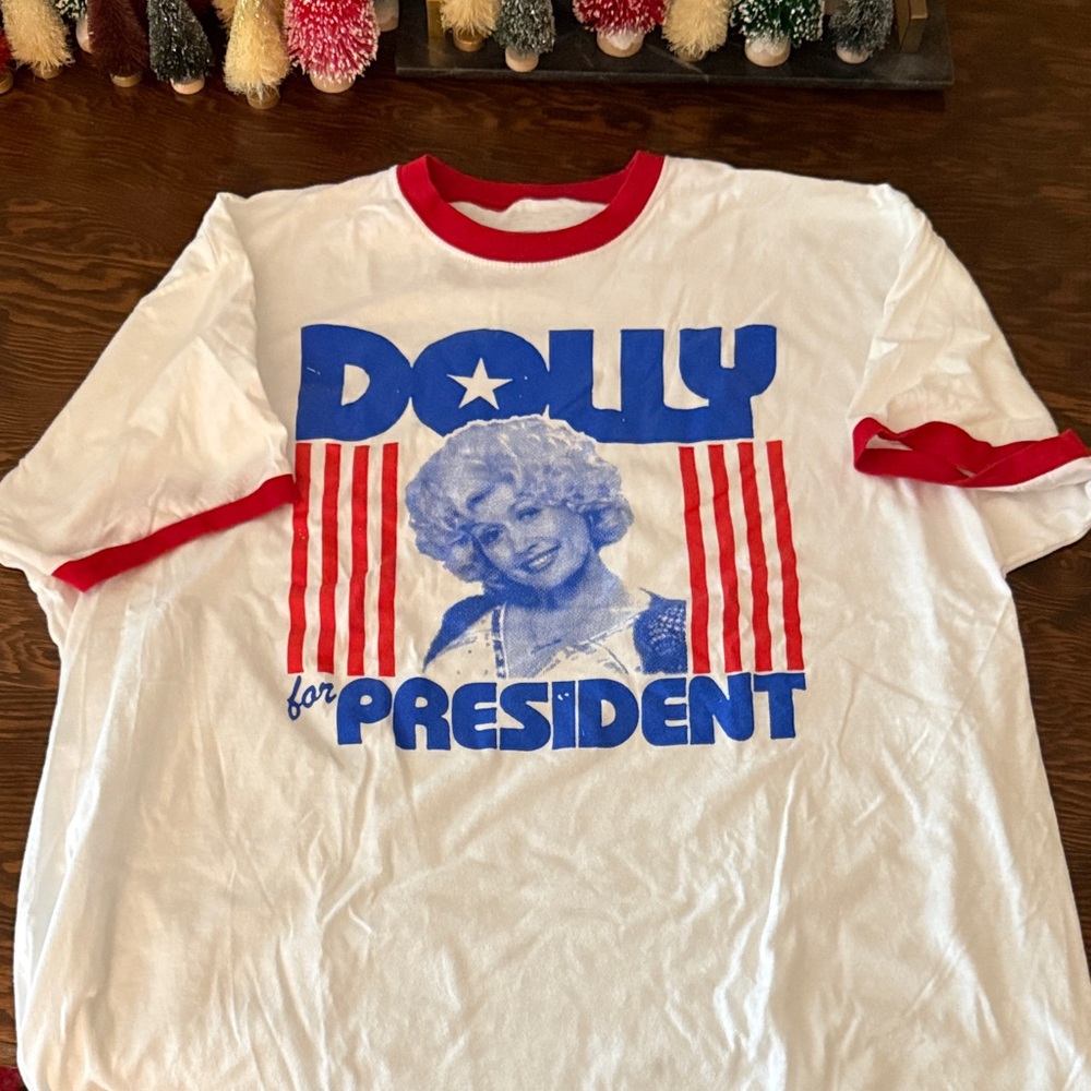 Dolly for President men’s T-Shirt ringer